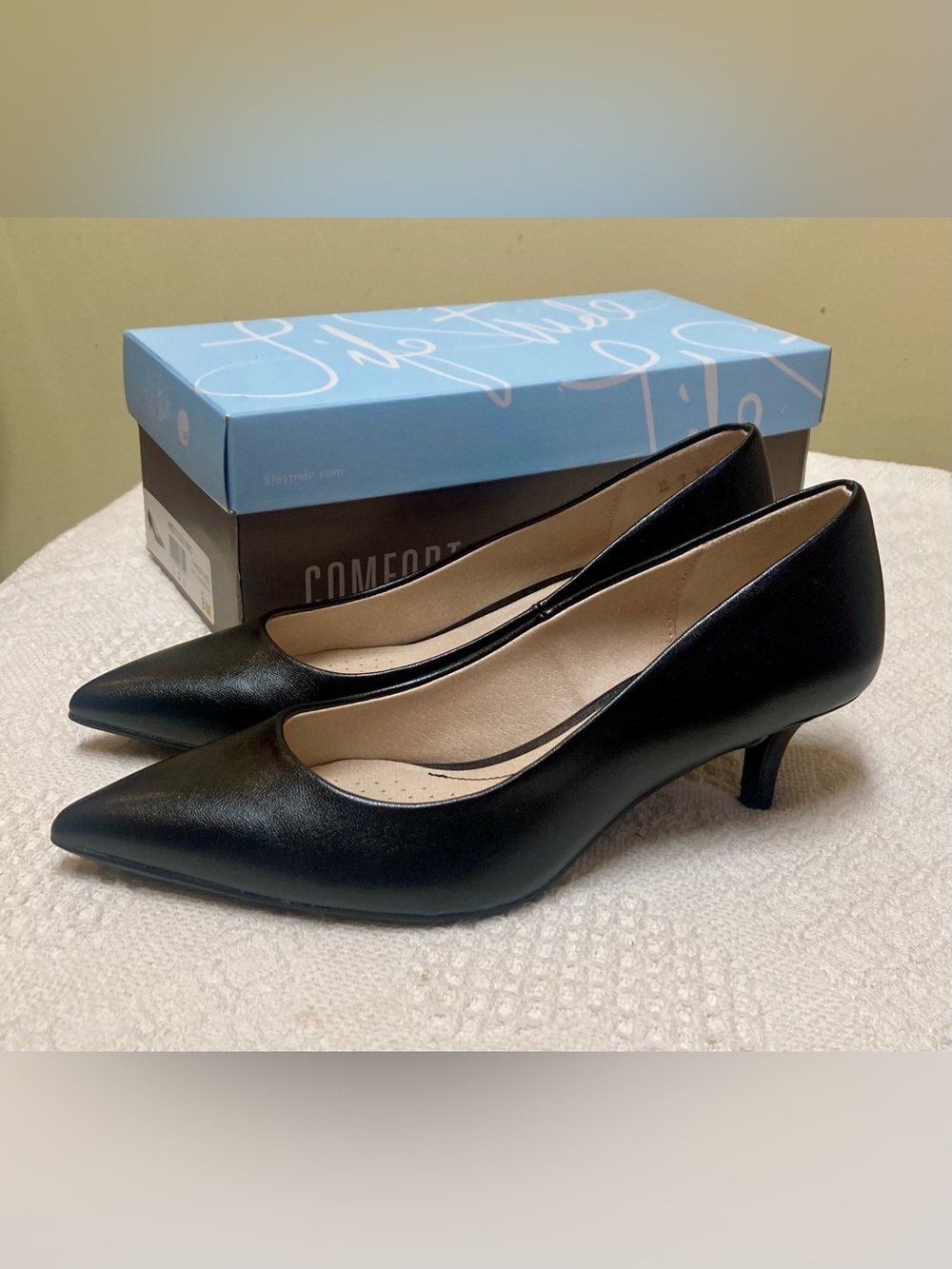 Life Stride Black Pointed-Toe Low Heel Pumps Size 8M